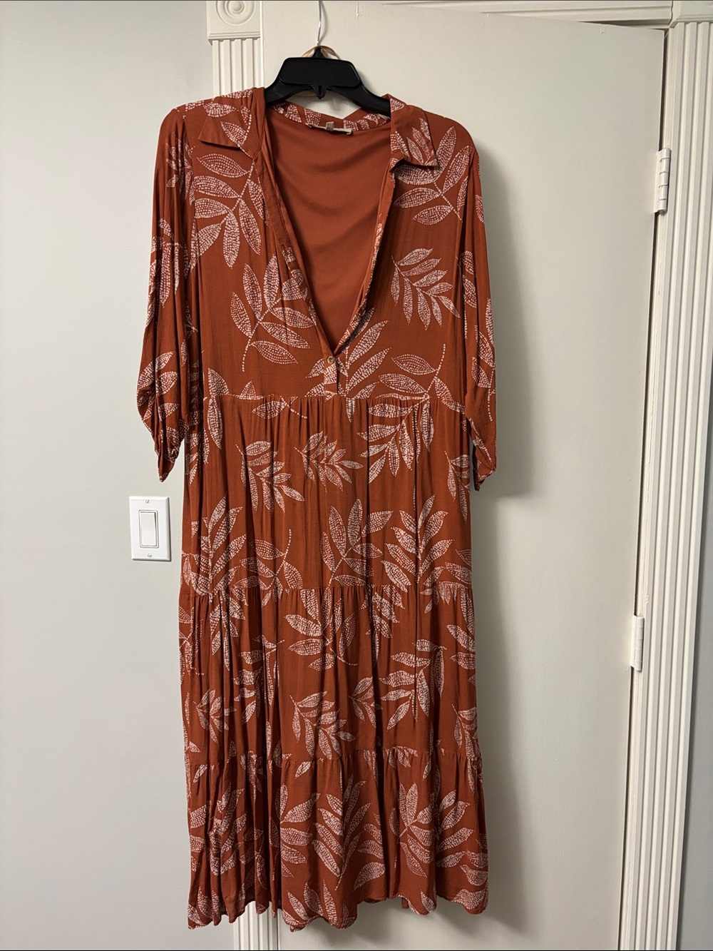 Rust Leaf-Print Midi Dress with V-Neck and Tiered Skirt